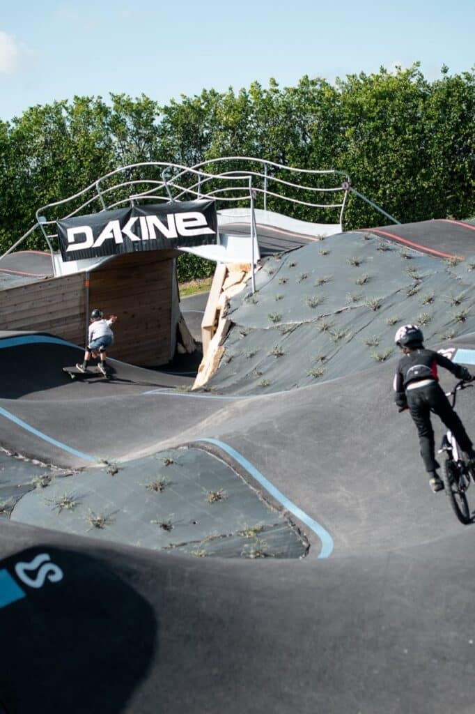 pratique multi glisse sur pumptrack conçu par Evolving Skatepark à Plouhinec