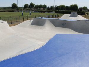 Vue du skatepark de Laon, une conception Evolving Skatepark